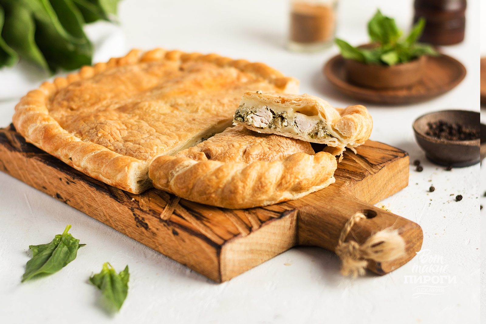 Слоёные мини-пироги с курицей в белом соусе